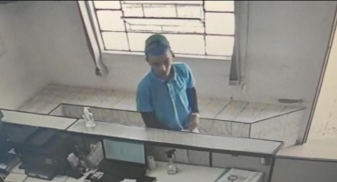 Câmera de segurança flagra indivíduo furtando dinheiro em escritório paroquial de Patos de Minas Câmera de segurança flagra indivíduo furtando dinheiro em escritório paroquial de Patos de Minas