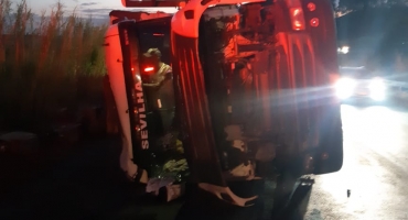Carreta com maionese e ketchup tomba na curva da morte da BR 365 e interdita pista por mais de 5 horas Carreta com maionese e ketchup tomba na curva da morte da BR 365 e interdita pista por mais de 5 horas