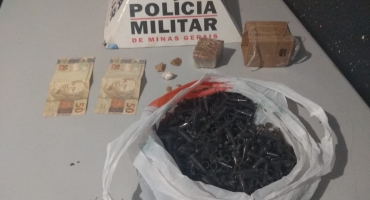 Jovem de 20 anos é detido pedras de crack e dinheiro no Residencial Monjolo em Patos de Minas Jovem de 20 anos é detido pedras de crack e dinheiro no Residencial Monjolo em Patos de Minas