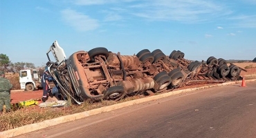 Combinação veicular transportando 39 toneladas de fertilizantes tomba na BR-352 em Coromandel Combinação veicular transportando 39 toneladas de fertilizantes tomba na BR-352 em Coromandel