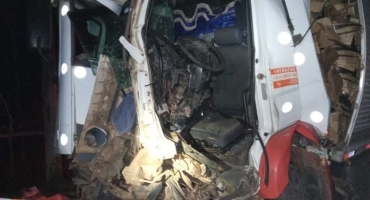 Motorista fica ferido após colidir caminhão carregado com explosivos contra árvore na Serra do Indaizinho Motorista fica ferido após colidir caminhão carregado com explosivos contra árvore na Serra do Indaizinho