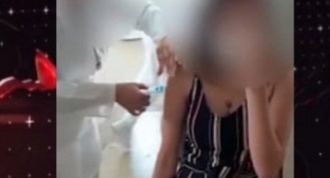 Vídeo flagra momento em que seringa é retirada do braço de jovem em Patos de Minas sem injetar a vacina contra Covid-19 Vídeo flagra momento em que seringa é retirada do braço de jovem em Patos de Minas sem injetar a vacina contra Covid-19
