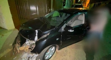 Novamente sobrou para o poste: motorista com sintomas de embriaguez destrói poste de iluminação pública em Patos de Minas Novamente sobrou para o poste: motorista com sintomas de embriaguez destrói poste de iluminação pública em Patos de Minas