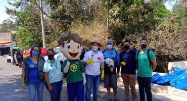Voluntários realizam mutirão de limpeza no Rio Paranaíba em Patos de Minas Voluntários realizam mutirão de limpeza no Rio Paranaíba em Patos de Minas
