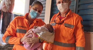 Equipe do Corpo de Bombeiros que auxiliou mulher a dar à luz em Patos de Minas visita recém-nascida Equipe do Corpo de Bombeiros que auxiliou mulher a dar à luz em Patos de Minas visita recém-nascida