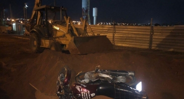 Obra da COPASA com má sinalização causa acidente envolvendo motocicleta em Patos de Minas Obra da COPASA com má sinalização causa acidente envolvendo motocicleta em Patos de Minas