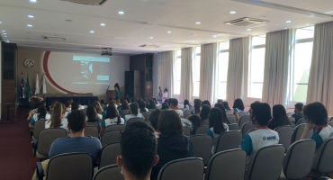 Alunos do Colégio Universitário do UNIPAM participam de bate-papo com soldado americano Alunos do Colégio Universitário do UNIPAM participam de bate-papo com soldado americano