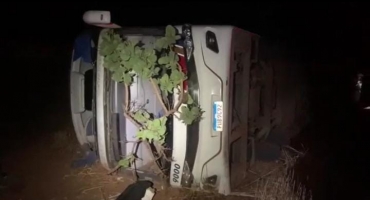 Uma pessoa morre e 15 ficam feridas em acidente envolvendo ônibus na BR-146 Uma pessoa morre e 15 ficam feridas em acidente envolvendo ônibus na BR-146