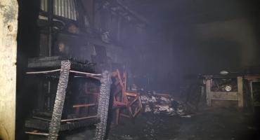 Incêndio atinge serraria na Rua Duque de Caxias em Patos de Minas Incêndio atinge serraria na Rua Duque de Caxias em Patos de Minas