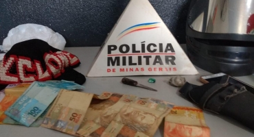 Polícia Militar prende suspeito de roubar aproximadamente 3 mil reais e atirar em para-brisa de automóvel em Patos de Minas Polícia Militar prende suspeito de roubar aproximadamente 3 mil reais e atirar em para-brisa de automóvel em Patos de Minas