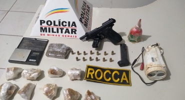 Polícia Militar com a ajuda de cães farejadores apreende drogas e pistola enterradas às margens de córrego em Lagoa Formosa Polícia Militar com a ajuda de cães farejadores apreende drogas e pistola enterradas às margens de córrego em Lagoa Formosa
