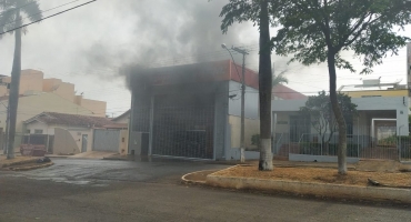 Corpo de Bombeiros combate incêndio em loja de maquinários e ferramentas em Carmo do Paranaíba Corpo de Bombeiros combate incêndio em loja de maquinários e ferramentas em Carmo do Paranaíba