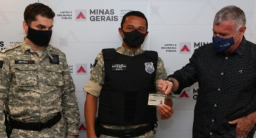 Policiais penais e agentes de segurança socioeducativos recebem primeiras carteiras funcionais físicas Policiais penais e agentes de segurança socioeducativos recebem primeiras carteiras funcionais físicas