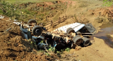 Após apresentar falha no sistema de freios, motorista capota caminhão carregado com casca de café na MG-235, em São Gotardo Após apresentar falha no sistema de freios, motorista capota caminhão carregado com casca de café na MG-235, em São Gotardo