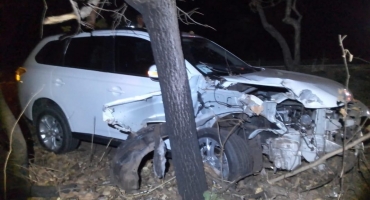 Após perder controle direcional, condutora colide veículo contra árvore na MG-410, em Lagoa Grande Após perder controle direcional, condutora colide veículo contra árvore na MG-410, em Lagoa Grande