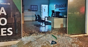 Criminosos invadem e arrombam banco e lotérica no Distrito de Brejo Bonito Criminosos invadem e arrombam banco e lotérica no Distrito de Brejo Bonito