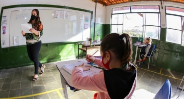 Escolas estaduais estão autorizadas a receber 100% dos estudantes presencialmente Escolas estaduais estão autorizadas a receber 100% dos estudantes presencialmente