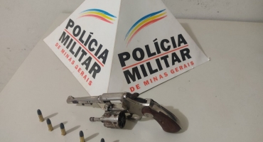 Homem é preso pela PM com arma e munições no centro de Presidente Olegário Homem é preso pela PM com arma e munições no centro de Presidente Olegário
