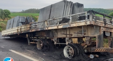 Carreta pega fogo e causa lentidão no trânsito na BR-262 Carreta pega fogo e causa lentidão no trânsito na BR-262