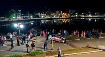 Condutora perde controle direcional de veículo e causa grave acidente na Avenida JK em Lagoa Formosa Condutora perde controle direcional de veículo e causa grave acidente na Avenida JK em Lagoa Formosa