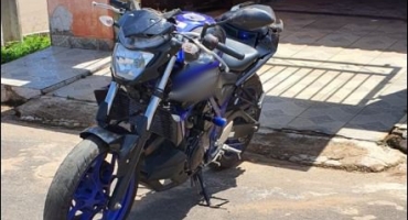Motociclista fica ferida ao desviar de caminhão, sair da pista e bater em estaca na MGC-354