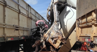 Acidente envolvendo três carretas na MG-410 deixa motorista ferido, veja vídeo Acidente envolvendo três carretas na MG-410 deixa motorista ferido, veja vídeo