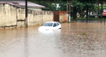 Patos de Minas registra 80 milímetros de chuva e alagamentos em diversos pontos