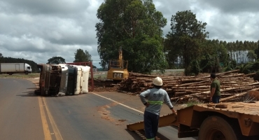 Treminhão carregado com 70 toneladas de toras de eucalipto tomba na MG-190 no município de Romaria Treminhão carregado com 70 toneladas de toras de eucalipto tomba na MG-190 no município de Romaria