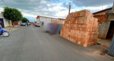 Garotinho de 5 anos fica ferido após ser atropelado por motocicleta em Patos de Minas Garotinho de 5 anos fica ferido após ser atropelado por motocicleta em Patos de Minas
