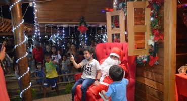 Lagoa Formosa: Luzes de Natal e chegada do Papai Noel leva centenas de pessoas na orla da lagoa e alegra a criançada
