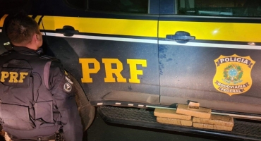 PRF apreende mulher com cinco quilos de maconha na BR-365 em Patos de Minas PRF apreende mulher com cinco quilos de maconha na BR-365 em Patos de Minas