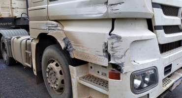 Confusão no tráfego em local de recuperação da BR-354 provoca acidente envolvendo carreta e caminhão Confusão no tráfego em local de recuperação da BR-354 provoca acidente envolvendo carreta e caminhão