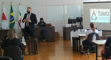Réu não comparece a julgamento, mas é condenado por tentar matar ex namorada em Carmo do Paranaíba Réu não comparece a julgamento, mas é condenado por tentar matar ex namorada em Carmo do Paranaíba