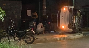 Homem pega carro de cliente na oficina onde trabalha é perseguido por inimigos e tomba o veículo Homem pega carro de cliente na oficina onde trabalha é perseguido por inimigos e tomba o veículo