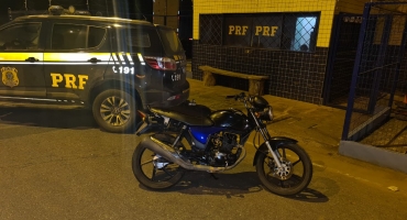 Motocicleta com sinais de identificação adulterados é apreendida pela PRF em Patos de Minas Motocicleta com sinais de identificação adulterados é apreendida pela PRF em Patos de Minas