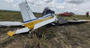 Avião pulverizador cai em fazenda na zona rural de João Pinheiro e piloto morre Avião pulverizador cai em fazenda na zona rural de João Pinheiro e piloto morre