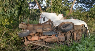 Caminhonete bate em árvore e tomba após pneu estourar na MGC-354, em Lagamar Caminhonete bate em árvore e tomba após pneu estourar na MGC-354, em Lagamar