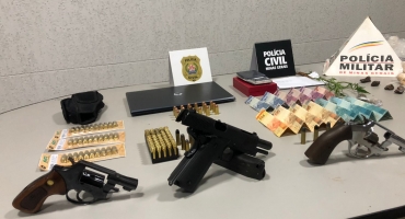Ação conjunta entre Polícias Civil e Militar apreende armas, drogas e munições Ação conjunta entre Polícias Civil e Militar apreende armas, drogas e munições