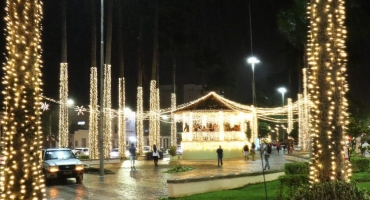 Papai Noel recebe a chave da cidade e Patos de Minas inaugura iluminação de Natal 