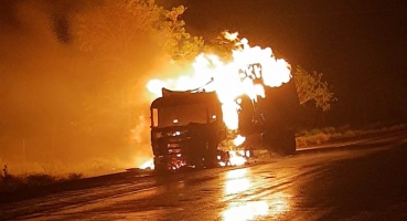 Carreta com produtos farmacêuticos pega fogo na MG-410, em Lagoa Grande Carreta com produtos farmacêuticos pega fogo na MG-410, em Lagoa Grande