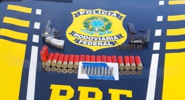 PRF de Patos de Minas prende passageiro de ônibus com armas e munições PRF de Patos de Minas prende passageiro de ônibus com armas e munições
