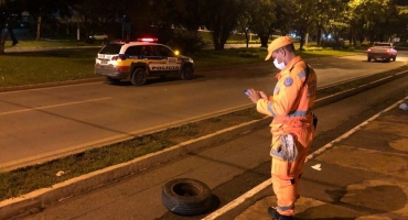 Roda se solta de veículo e atinge motociclista na Avenida JK em Patos de Minas Roda se solta de veículo e atinge motociclista na Avenida JK em Patos de Minas