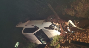 Lagoa Formosa: caminhonete sofre aquaplanagem e provoca acidente na estrada de Monjolinho Lagoa Formosa: caminhonete sofre aquaplanagem e provoca acidente na estrada de Monjolinho