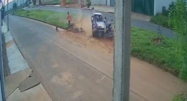 Motorista inabilitado atropela três adolescentes no Bairro Planalto em Patos de Minas Motorista inabilitado atropela três adolescentes no Bairro Planalto em Patos de Minas