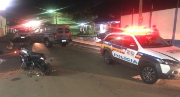Motoqueiro armado com revólver tenta fugir de abordagem policial e colide contra viatura da PM Motoqueiro armado com revólver tenta fugir de abordagem policial e colide contra viatura da PM