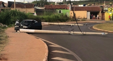 Patos de Minas: motorista tenta acudir criança que caiu de cadeirinha e derruba postes de iluminação pública Patos de Minas: motorista tenta acudir criança que caiu de cadeirinha e derruba postes de iluminação pública