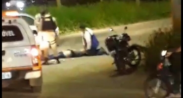 Motoqueiro suspeito de tráfico de drogas fica gravemente ferido após tentar fugir de abordagem policial e colidir contra carro Motoqueiro suspeito de tráfico de drogas fica gravemente ferido após tentar fugir de abordagem policial e colidir contra carro