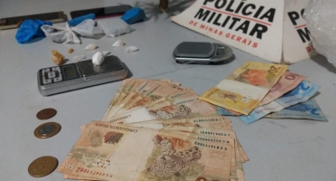 PM encontra drogas, balanças, pinos e dinheiro em casa do Bairro Caramuru em Patos de Minas PM encontra drogas, balanças, pinos e dinheiro em casa do Bairro Caramuru em Patos de Minas