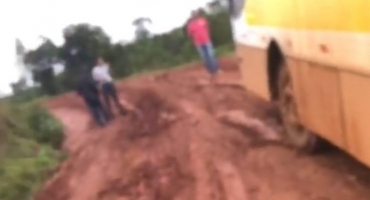 Moradores da zona rural de Presidente Olegário pedem solução para estradas vicinais precárias Moradores da zona rural de Presidente Olegário pedem solução para estradas vicinais precárias