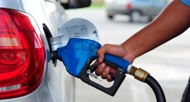 Petrobras reduz em dez centavos o preço da gasolina a partir desta quarta (15) Petrobras reduz em dez centavos o preço da gasolina a partir desta quarta (15)